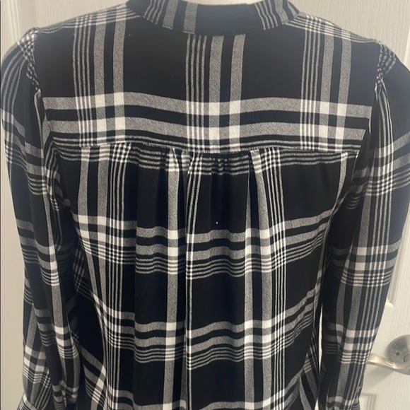 LOFT Black & White Plaid Button Down Shirt Pleating Details Long Sleeves Size S - Picture 6 of 8